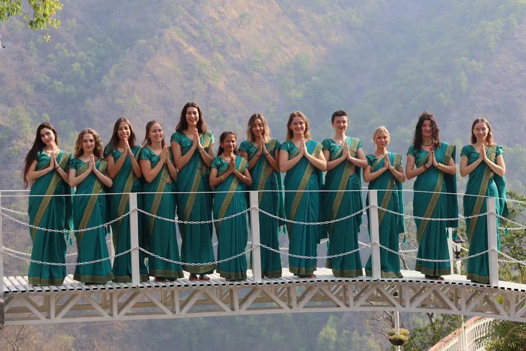 group-of-women-in-saris-on-a-bridge-gaikq71pcks